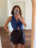 Top gilet blu con laccetto