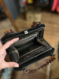 Borsetta marrone con catena di resina