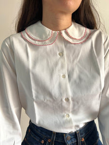 Camicia bianca e rosa con colletto tondo