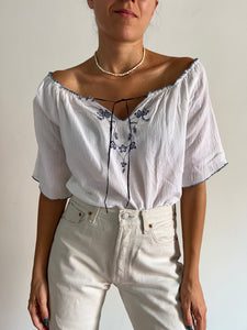 Camicetta bianca ricami blu