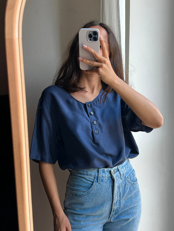 Blusa di seta blu con bottoni