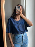 Blusa di seta blu con bottoni