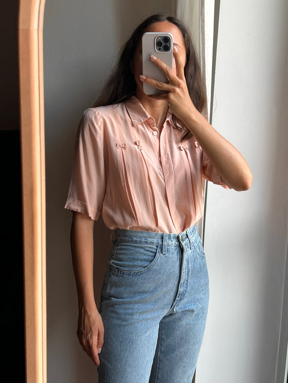 Camicia rosa di seta con fiocchetti