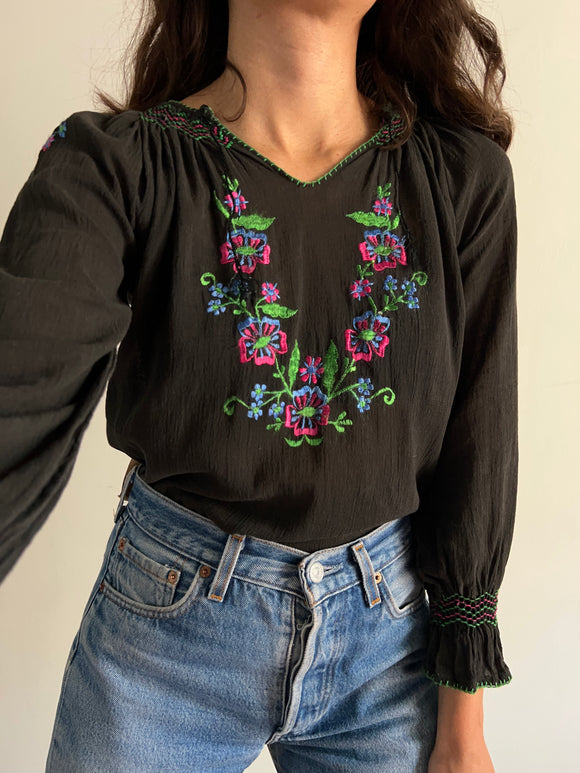 Blusa con ricamo colorato