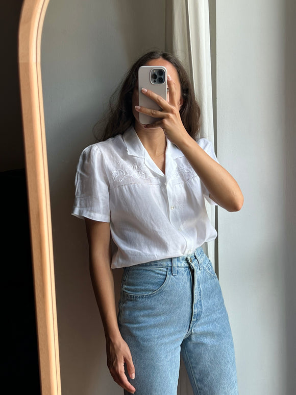 Camicia di lino bianca decorata