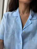 Camicia azzurra ricamata