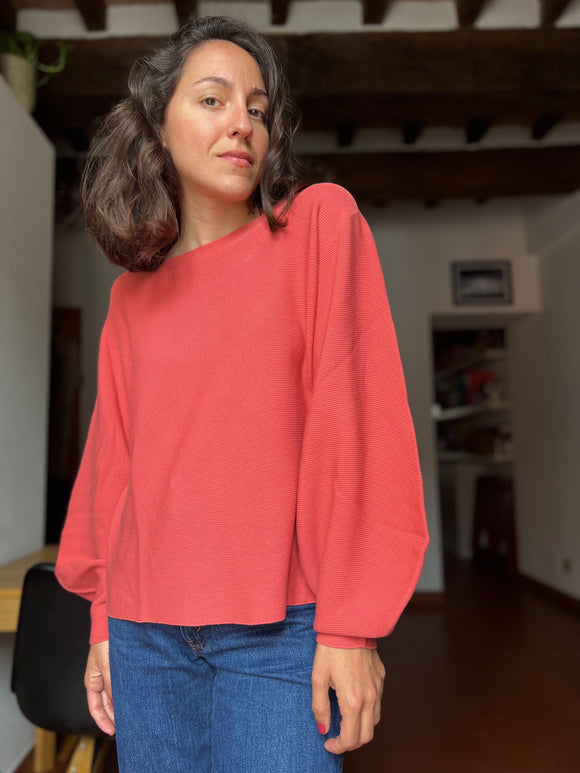 Maglione con maxi manica corallo
