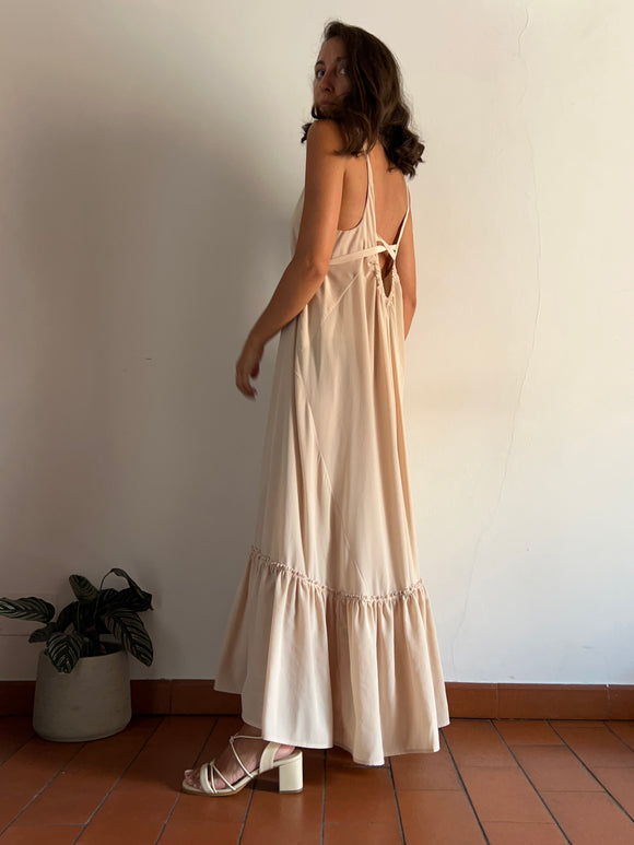 PRE ORDINE • Abito con scollo sulla schiena beige