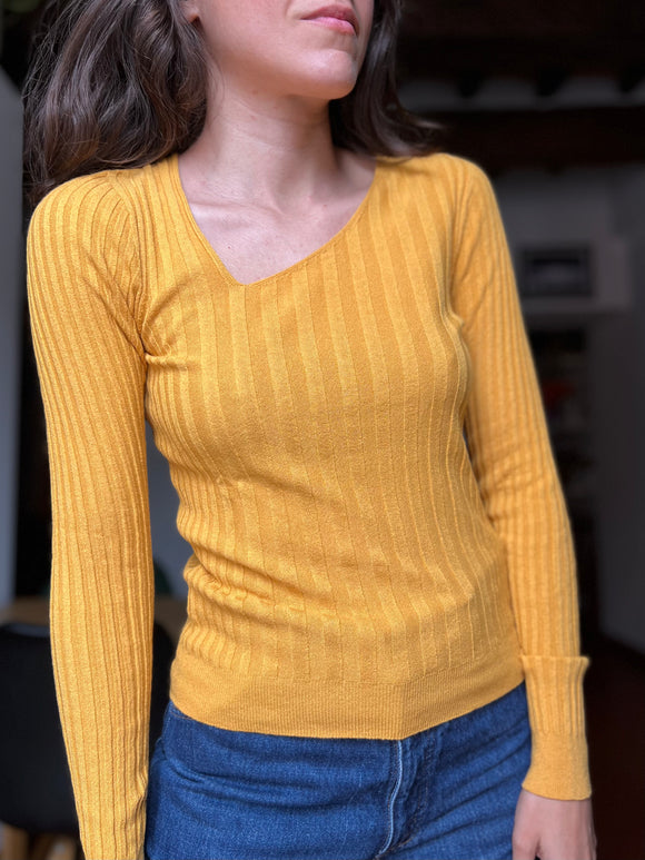 Maglia gialla con scollo asimmetrico