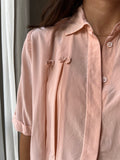 Camicia rosa di seta con fiocchetti