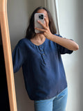 Blusa di seta blu con bottoni