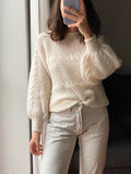 Maglione bianco con maniche a sbuffo