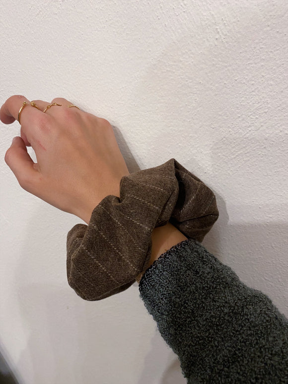 Scrunchie marrone a righe