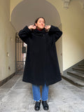 Cappotto nero con sciarpa