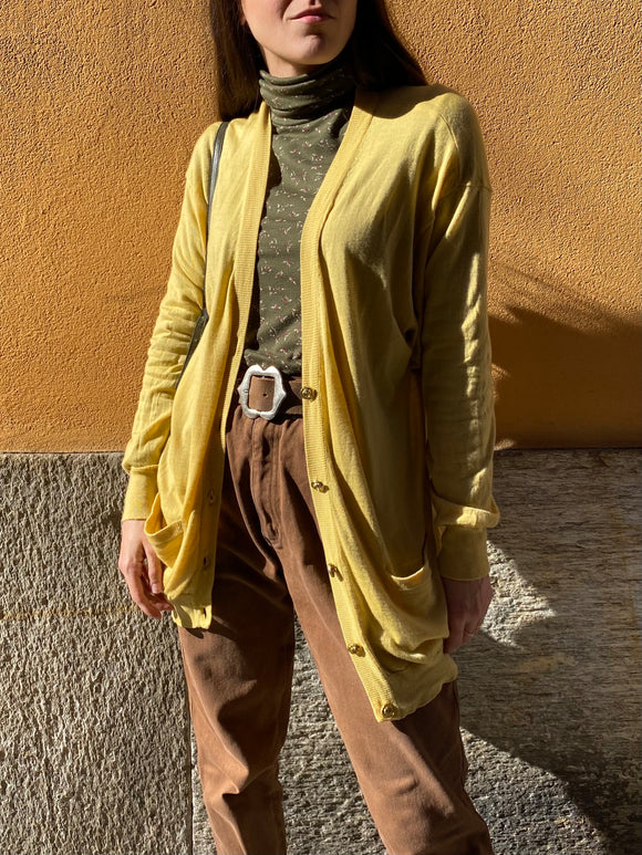 Cardigan giallo con bottoni rose