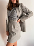 Completo grigio con gonna particolare