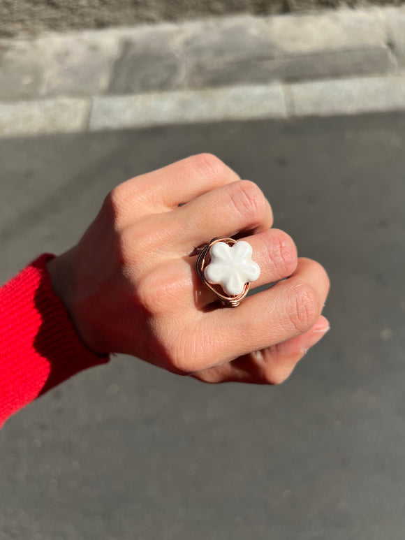 Anello fiore bianco M