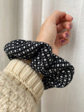 Scrunchie di lana nero e bianco