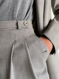 Completo grigio con gonna particolare