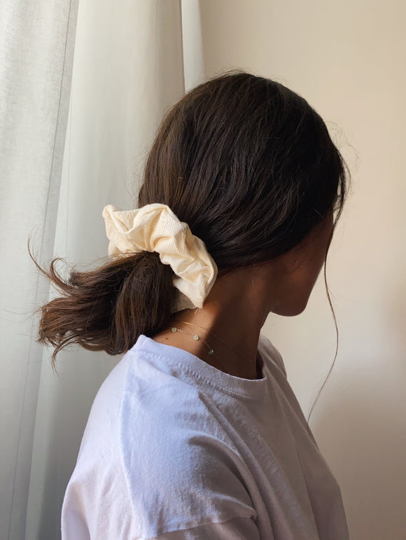 Scrunchie panna con ricamo
