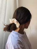 Scrunchie panna con ricamo