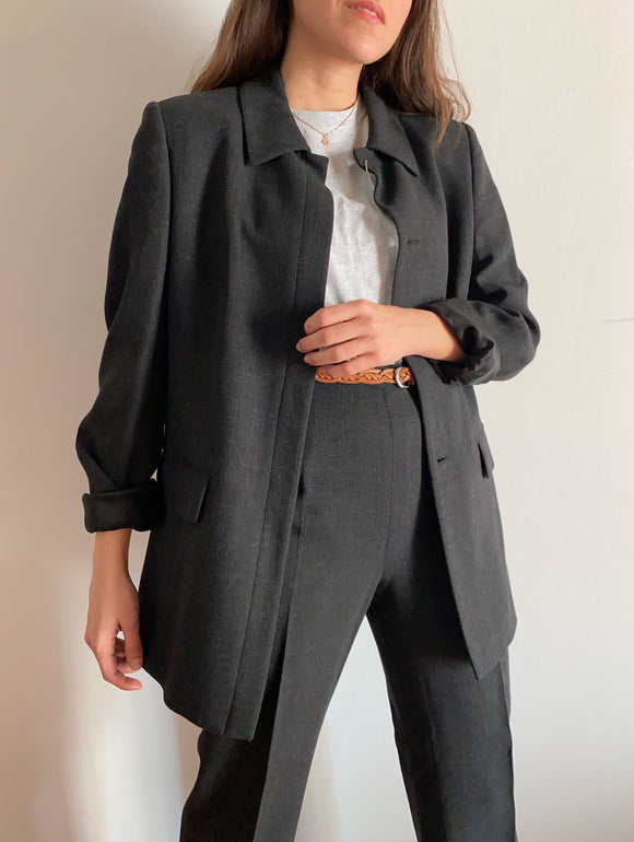 Completo grigio scuro con colletto