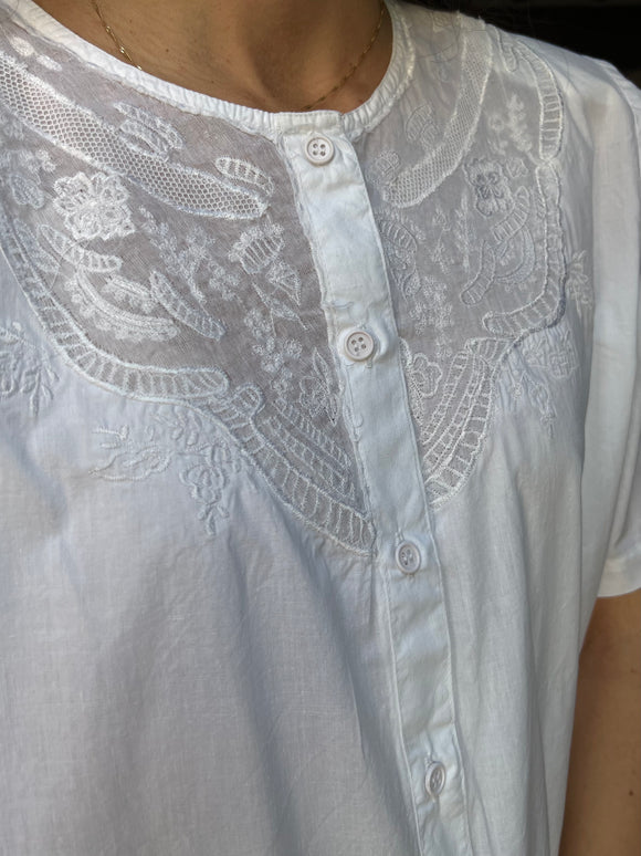 Camicia bianca Made in India con scollo ricamato