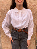 Camicia bianca con colletto tondo ondulato