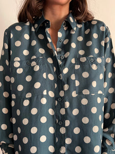 Camicia di seta blu a pois