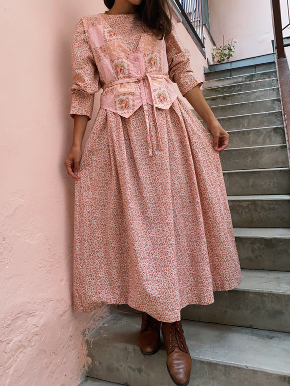 Abito rosa con gilet