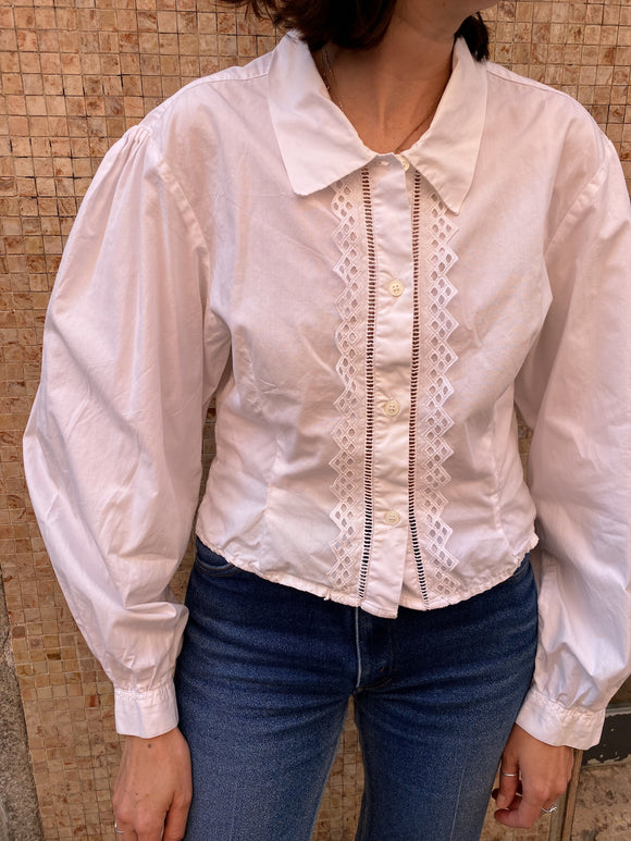 Camicia bianca corta con manica a sbuffo