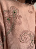 Maglione rosa con decorazioni