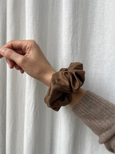 Scrunchie seta lucida marrone chiaro
