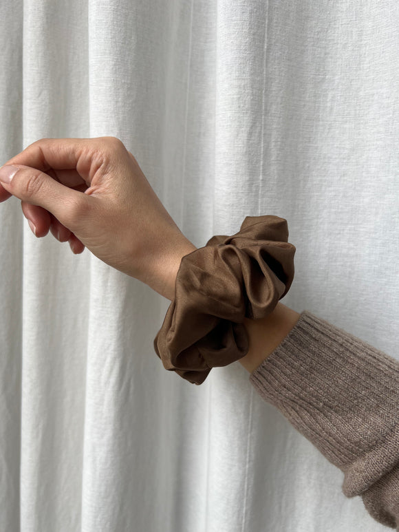 Scrunchie seta lucida marrone chiaro