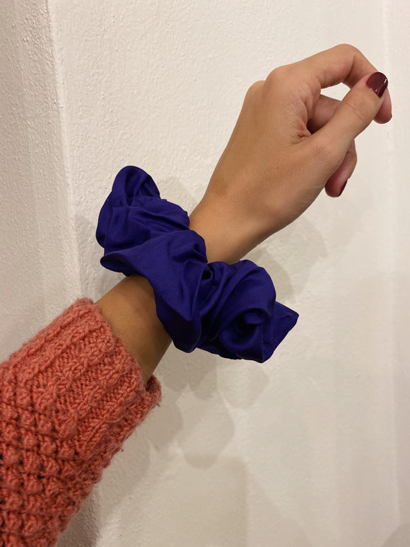 Scrunchie di seta lucida viola
