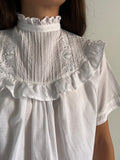 Camicia bianca con colletto arricciato