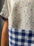 T-shirt Leggerissima con tasche • blu e panna fiorellini e quadri