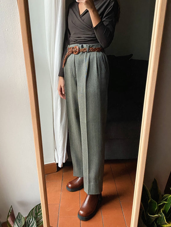 Pantalone maschile grigio di lana lavorata