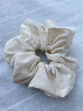 Scrunchie panna con ricamo