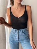 Top beige a costine con ricamino uva