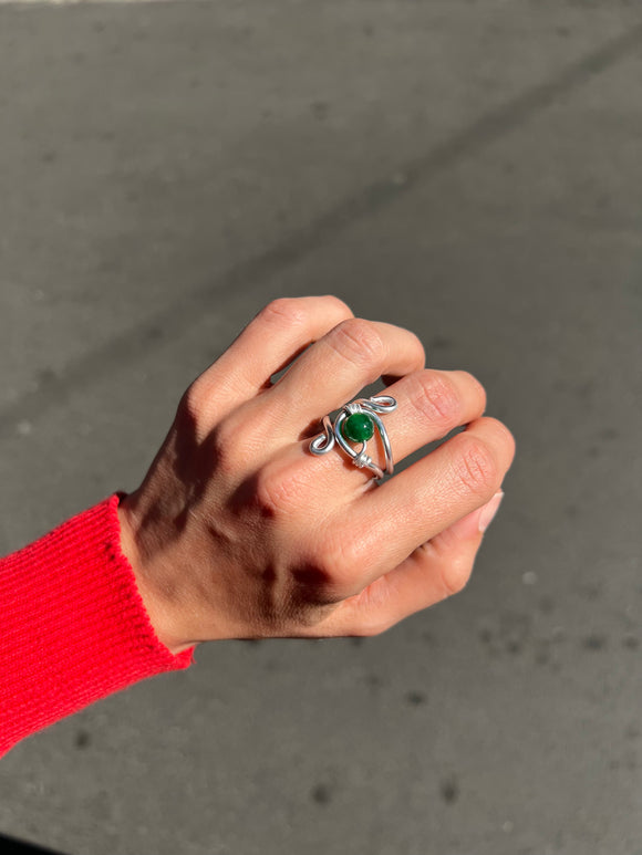 Anello argentato perlina verde M