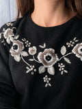 Maglione nero con ricami fiorati
