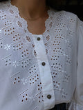Camicia bianca ricamata con maniche a sbuffo