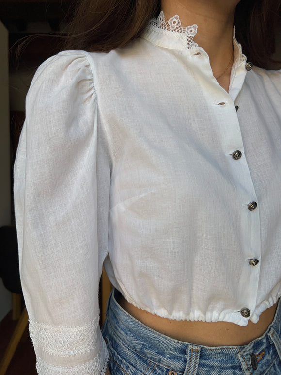 Camicia bianca crop con bottoncini argentati
