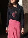 Maglione nero con fiori applicati
