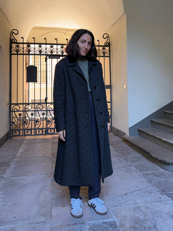 Cappotto grigio scuro spigato