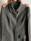 Completo grigio scuro con colletto