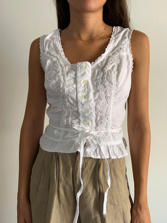 Top bianco con incrocio e perline
