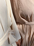 Abito lungo con cintura crepe beige