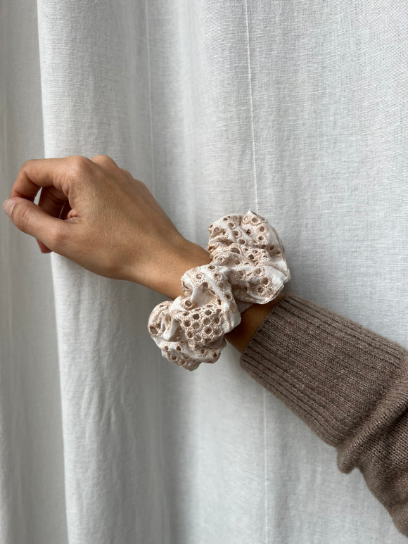 Scrunchie sangallo beige